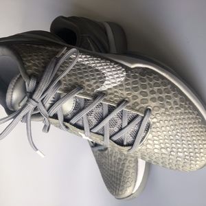 Mens Nike low top basketball shoes Kobe Bryant